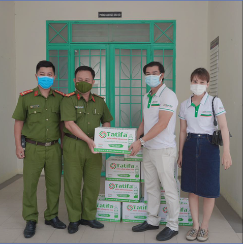 Ban lãnh đạo công ty Tatifa tài trợ mùa dịch tại thành phố Đà Nẵng