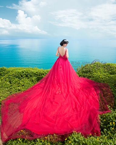 Váy cưới đỏ đuôi dài màu