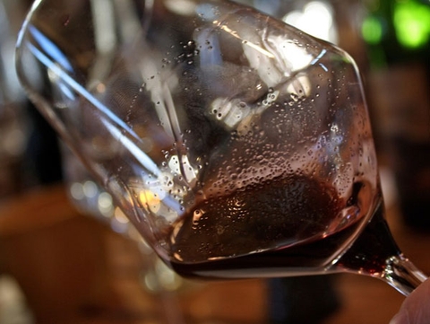 Những lấn cấn và cặn đen trong rượu làm giảm mỹ quan của ly rượu