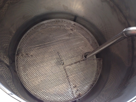 hệ thống sọt lưới của nồi chưng cất tinh dầu công suất lớn 1000lit