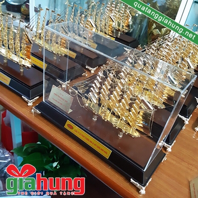 Thuyền buồm pha lê mạ vàng Cty Nam Hưng