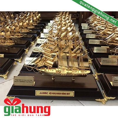Thuyền buồm mạ vàng