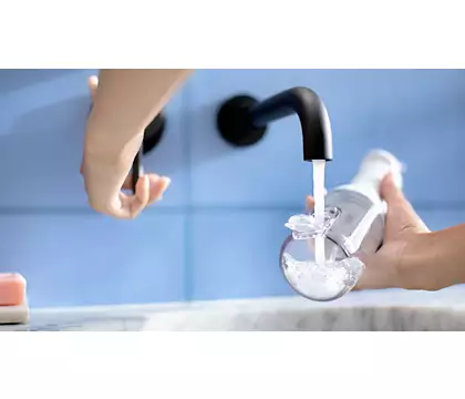 Máy tăm nước cầm tay Philips làm sạch răng với công nghệ Quad Stream HX3826/31