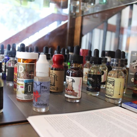 Nên dùng tinh dầu vape tự nhiên hay tinh dầu vape nhân tạo?