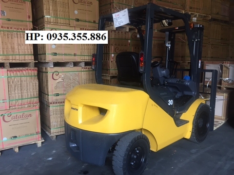 Xe nâng dầu 2.5-5.0 tấn có gắn phu kiện cho các nhà máy gạch.