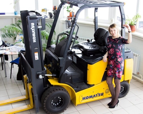 Tại sao dịch cho thuê xe nâng dầu Komatsu lại được nhiều doanh nghiệp Việt chọn lựa?