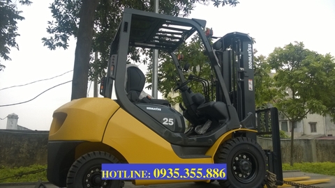 So sánh xe nâng dầu komatsu 2.5 tấn và toyota 2.5 tấn.