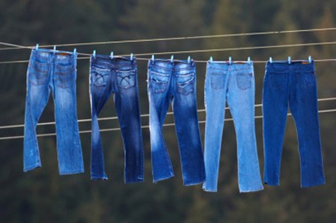 4 lưu ý khi giặt đồ jean để không bị bạc màu