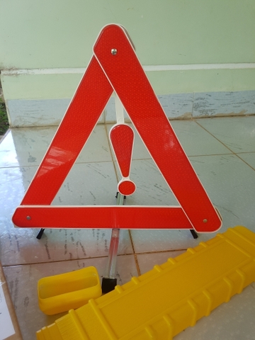 Tam giác phản quang cảnh báo trên đường cho xe hơi
