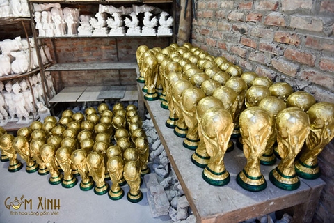 Làng gốm Bát Tràng "gây sốt" với mẫu "cúp vàng" World Cup 2018
