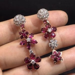 Bông tai Van Cleef & Arpels Folie des Prés Kim cương hồng ngọc vàng trắng 18K