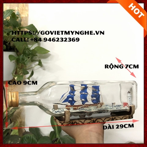 Mô hình thuyền gỗ trong chai thủy tinh kèm tiểu cảnh sóng biển và hải đăng - Buồm màu xanh - Dài 29cm