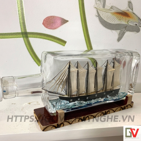 Mô hình thuyền gỗ trong chai thủy tinh kèm tiểu cảnh sóng biển - Dài 2̀̀5cm