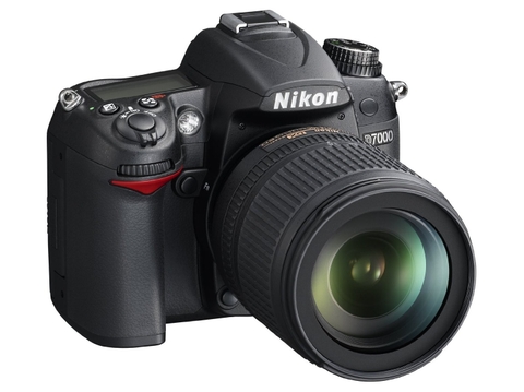 Nikon D7000 + Kit 18-105mm F/3.5-5.6G ED VR