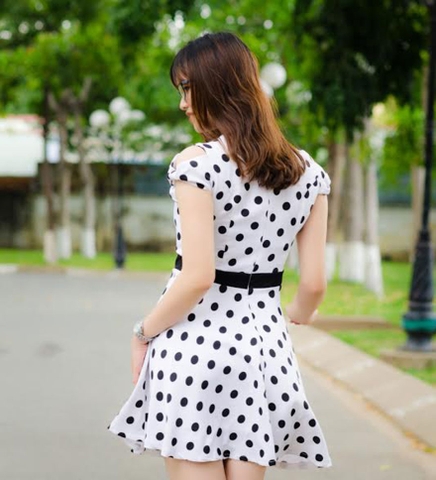 Sự thiết kế tinh tế và khéo léo trong  đường may việc kết hợp họa tiết chấm bi duyên dáng đầy nữ tính