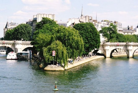 Vẻ đẹp thanh bình của đôi bờ sông Seine của thủ đô Paris