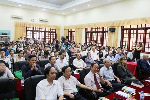 Khách mời và khán giả lấp kín chỗ ngồi Hội trường Viện Khoa học Thủy Lợi (Tây Sơn, Hà Nội)