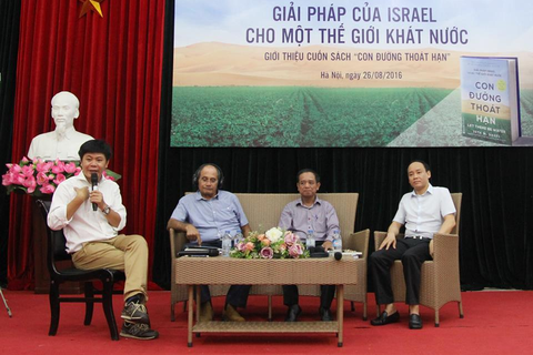 Các diễn giả và chuyên gia về thủy lợi trao đổi với khán giả 