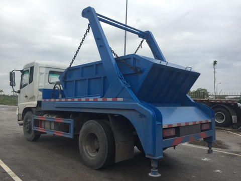 Xe lúc lắc chở bùn