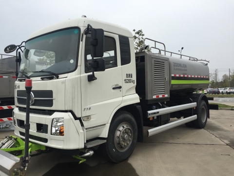Xe tưới nước rửa đường
