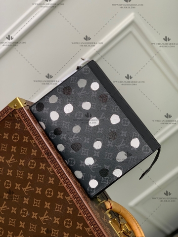 LV X YK POCHETTE VOYAGE M81934 - LIKE AUTH 99%