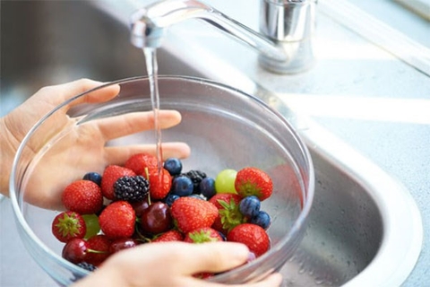Hướng dẫn cách loại bỏ thuốc trừ sâu trong hoa quả trước khi ăn