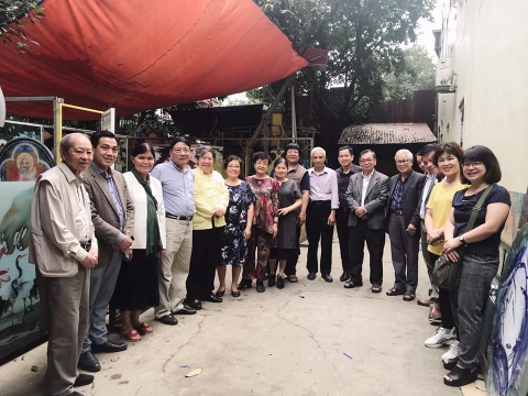 Vui mừng chào đón GS sử học Lê Văn Lan tới thăm xưởng tranh kính!