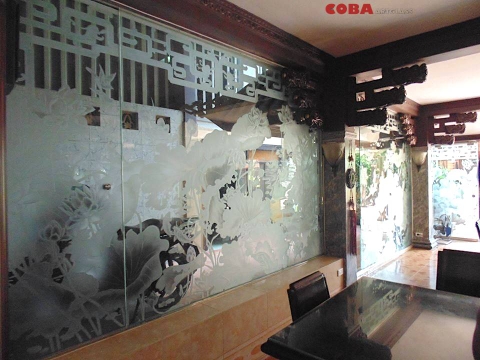 Vách kính thông phòng điêu khắc mộc hoa văn hồ sen Coba Artglass