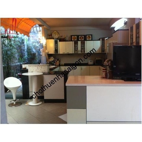 Cho thuê Villa Quận Phú Nhuận, đường Đoàn Thị Điểm. Giá : 2.000 usd/tháng