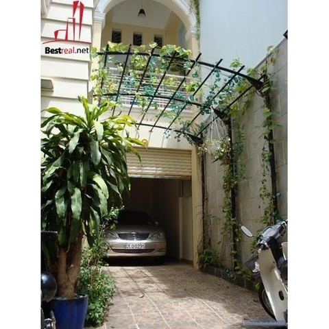 Cho thuê Villa Quận Phú Nhuận, hẻm xe hơi đường Hoàng Diệu. Giá : 1700 usd/tháng