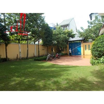 cần cho thuê biệt thự sân vườn quận 2, đường xuân thủy giá cho thuê:3000$/tháng