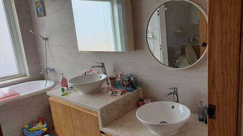 Cho thuê nhà nguyen căn quân 1.khu vip đường nguyễn văn nguyễn giá 40tr