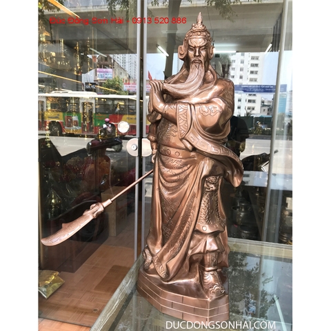 Tượng Quan Công cầm đao đúc bằng đồng đỏ, màu cổ, cao 70cm, mã D04