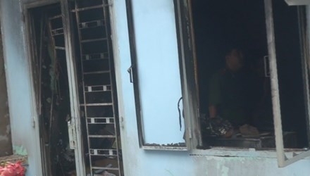 Nhà trong hẻm bốc cháy, người dân hoảng hốt sơ tán