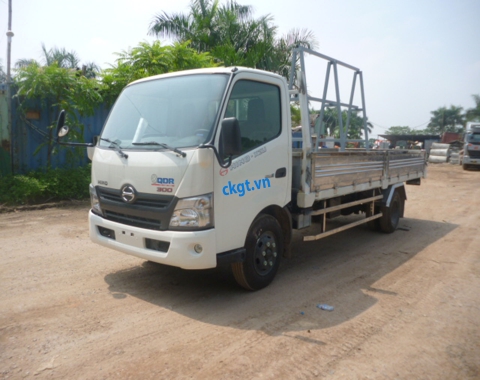 Ô tô tải HINO XZU730L-HKFTL3 chở kính