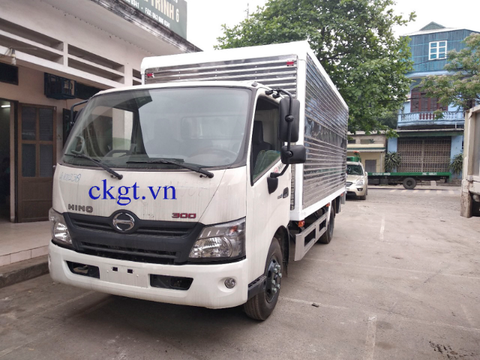 Ô tô tải thùng kín bửng nâng HINO XZU720L-HKFRL3/CKGT-TKNH