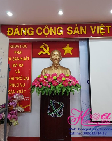 Hoa sen để trước tượng Bác - mẫu 3