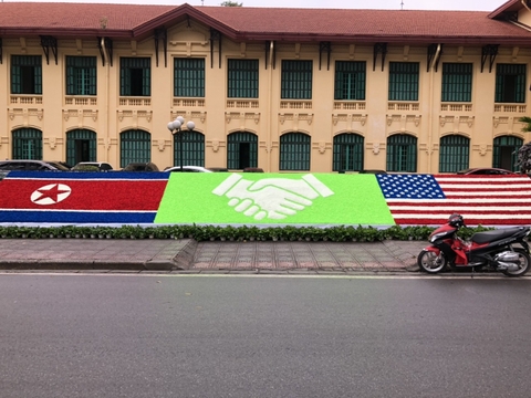 Biển hoa giả kết chữ chào mừng Hội nghị thượng đỉnh Triều Tiên-Hoa Kỳ tại Việt Nam 2019