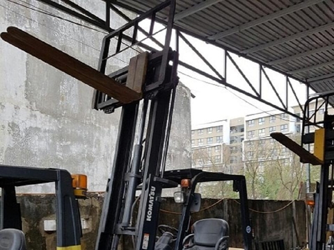 Xe nâng dầu 2,5 Komatsu chui công dịch giá