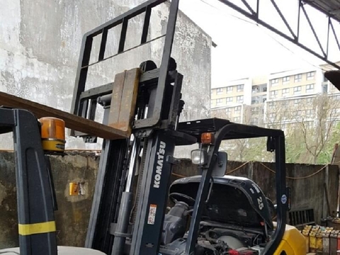 Xe nâng dầu 2,5 Komatsu chui công dịch giá