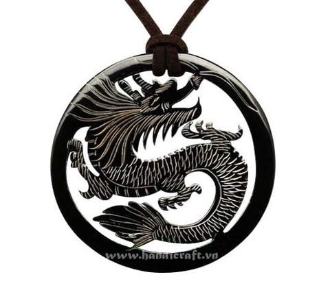 Round horn with dragon carved pendant