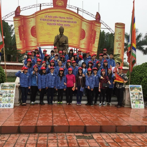 Đoàn 50 học sinh lớp 9A6 Trường THCS Trần Phú đi dâng hương (năm 2015)