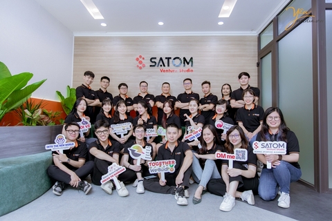 Bộ ảnh chụp cá nhân và tập thể nhân viên công ty Satom trẻ trung, nhiệt huyết