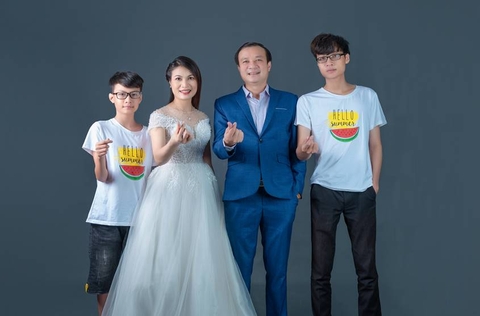 Chụp ảnh gia đình 4 người với các tư thế pose trong studio