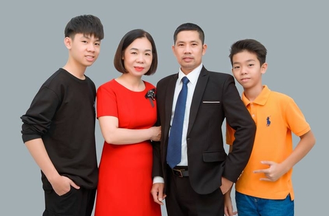 Chụp ảnh gia đình 4 người trong studio Yêu Media Hà Nội: gia đình anh Huân - chị Hạnh