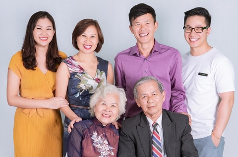 Chụp ảnh đại gia đình 12 người trong studio Yêu Media ở Hà Nội: nhà chú Hùng