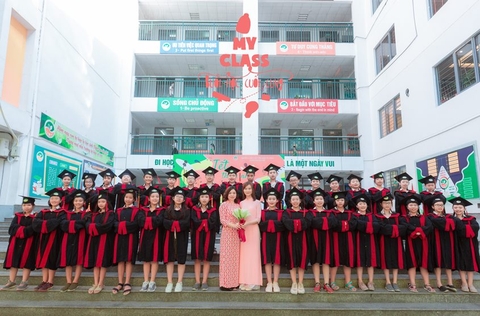 Chụp ảnh kỷ yếu cho học sinh lớp A2 tại trường tiểu học ở Hà Nội