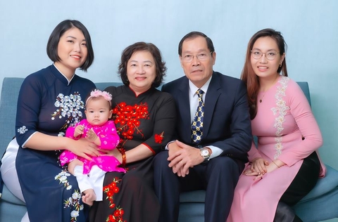 Chụp ảnh gia đình 5 người gồm bố mẹ, con gái và cháu ngoại: nhà chị Nga