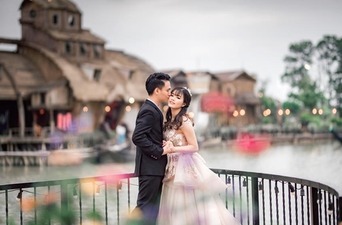 Cặp đôi người Hà Nội chụp tại Smiley Ville và Hồ Gươm: Huy - Huyền