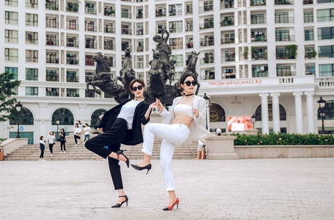 Hai "cô dâu" cá tính pose hình tại Royal City Hà Nội